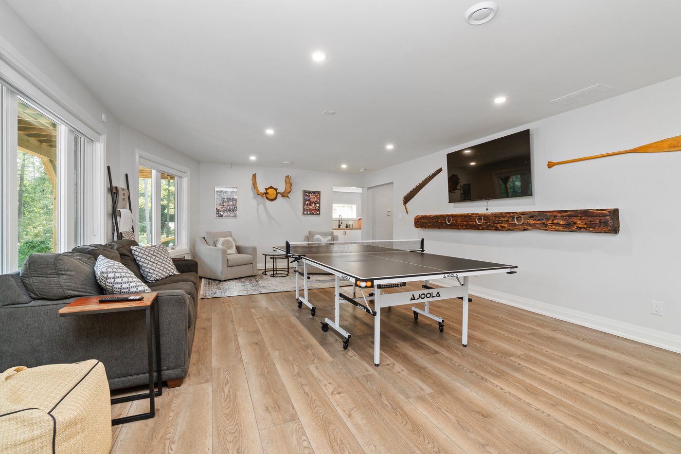 Games room with ping pong table and lounge seating at Casa Muzyka Lakehouse